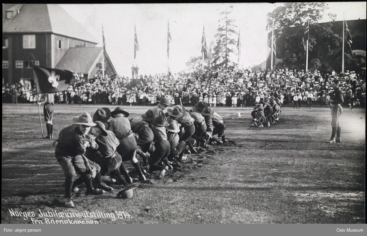 Jubileumsutstillingen 1914, Frogner stadion, gutter, speidere, tautrekking, tribuner, publikum