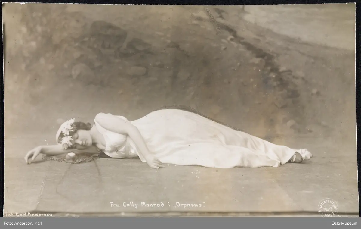 portrett, kvinne, sangerinne, rollebilde, "Orpheus" på Nationaltheatret, liggende helfigur, kostyme