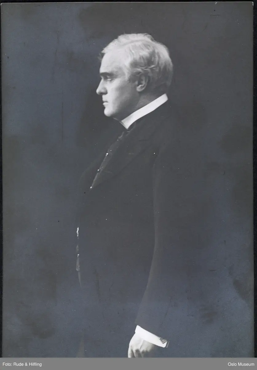 portrett, mann, skuespiller, rollebilde, Paul Lange i "Paul Lange og Tora Parsberg" på Nationaltheatret, stående knefigur, profil, kostyme