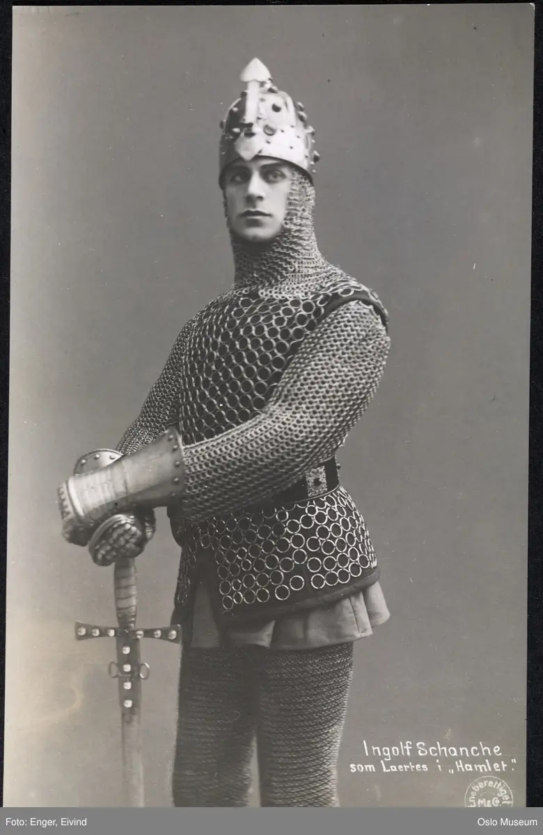 portrett, mann, skuespiller, rollebilde, Leartes i "Hamlet" på Nationaltheatret, stående knefigur, kostyme