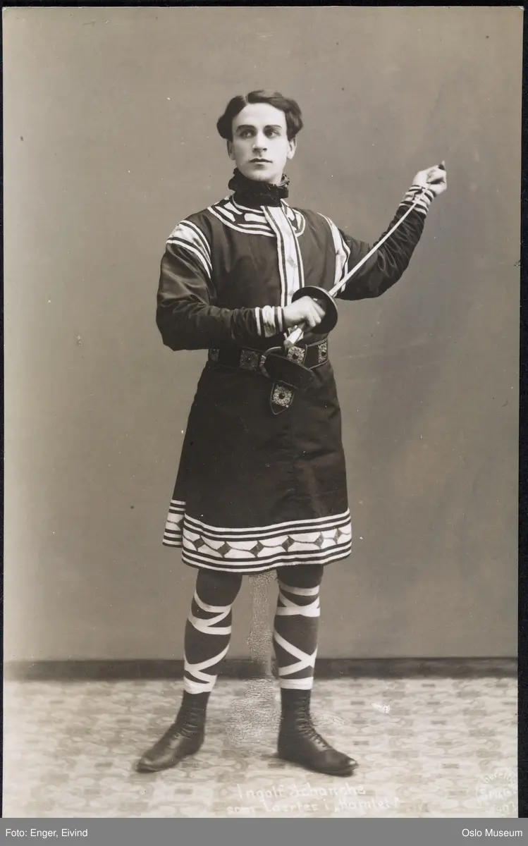 portrett, mann, skuespiller, rollebilde, Leartes i "Hamlet" på Nationaltheatret, stående knefigur, kostyme