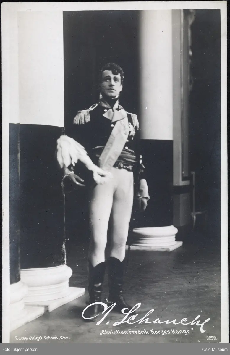 portrett, mann, skuespiller, rollebilde, tittelrollen i "Christian Fredrik, Norges konge" på Nationaltheatret, stående helfigur, kostyme