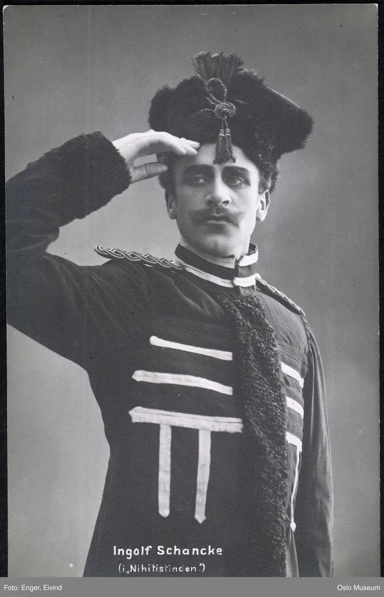 portrett, mann, skuespiller, rollebilde, "Nihilistinden" på Centralteatret, stående halvfigur, kostyme