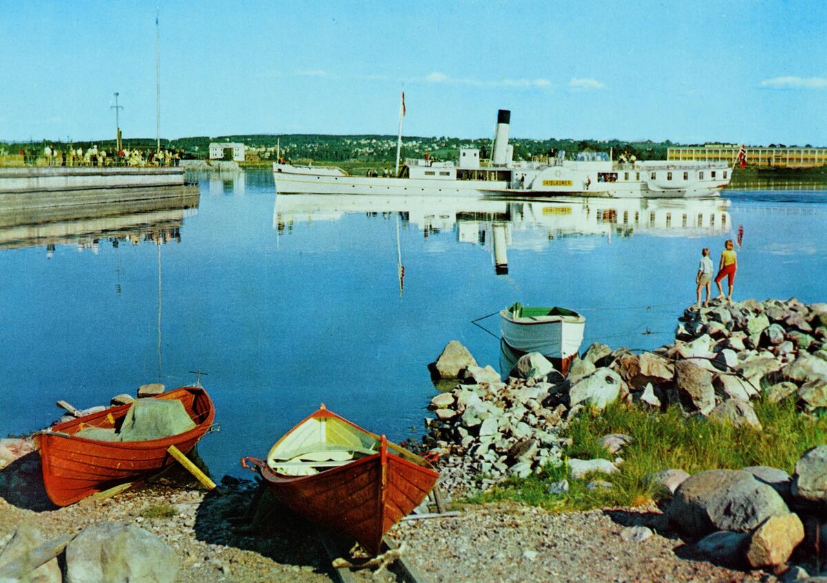 Postkort, Hamar brygge, Hamarbukta, mjøsbåt, D/S Skibladner, i forgrunnen robåter, barn på Høinsalodden, 
