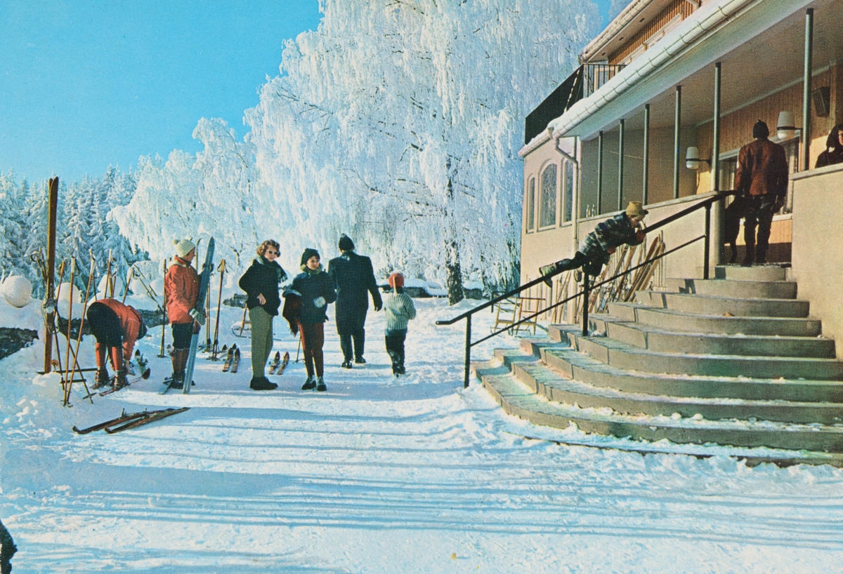 Postkort, Hamar, Hedmarktoppen friluftsrestaurant og Sportsstua, Alhaug, vinter, gjester på ski til kafeen, Motell og Camping,