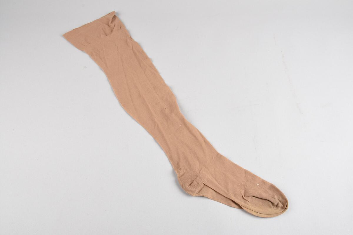Eit par brune nylonstrømper. Knestrømper.
