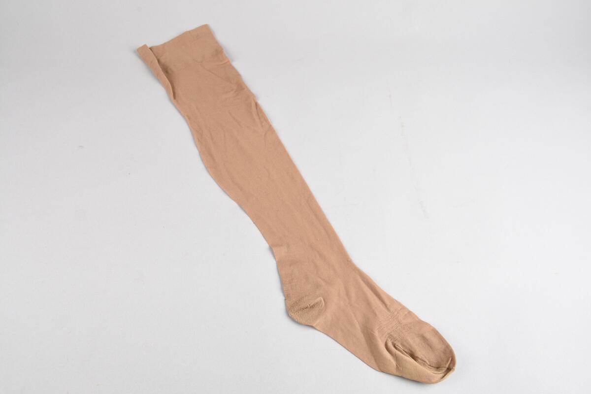 Eit par brune nylonstrømper. Knestrømper.
