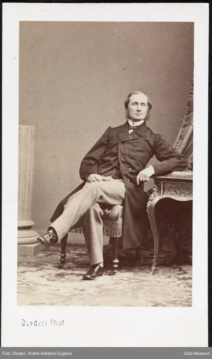 portrett, mann, godseier, sittende helfigur
