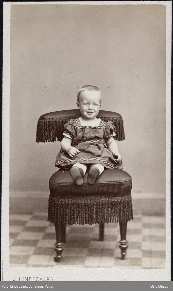 portrett, barn, sittende helfigur, stol
