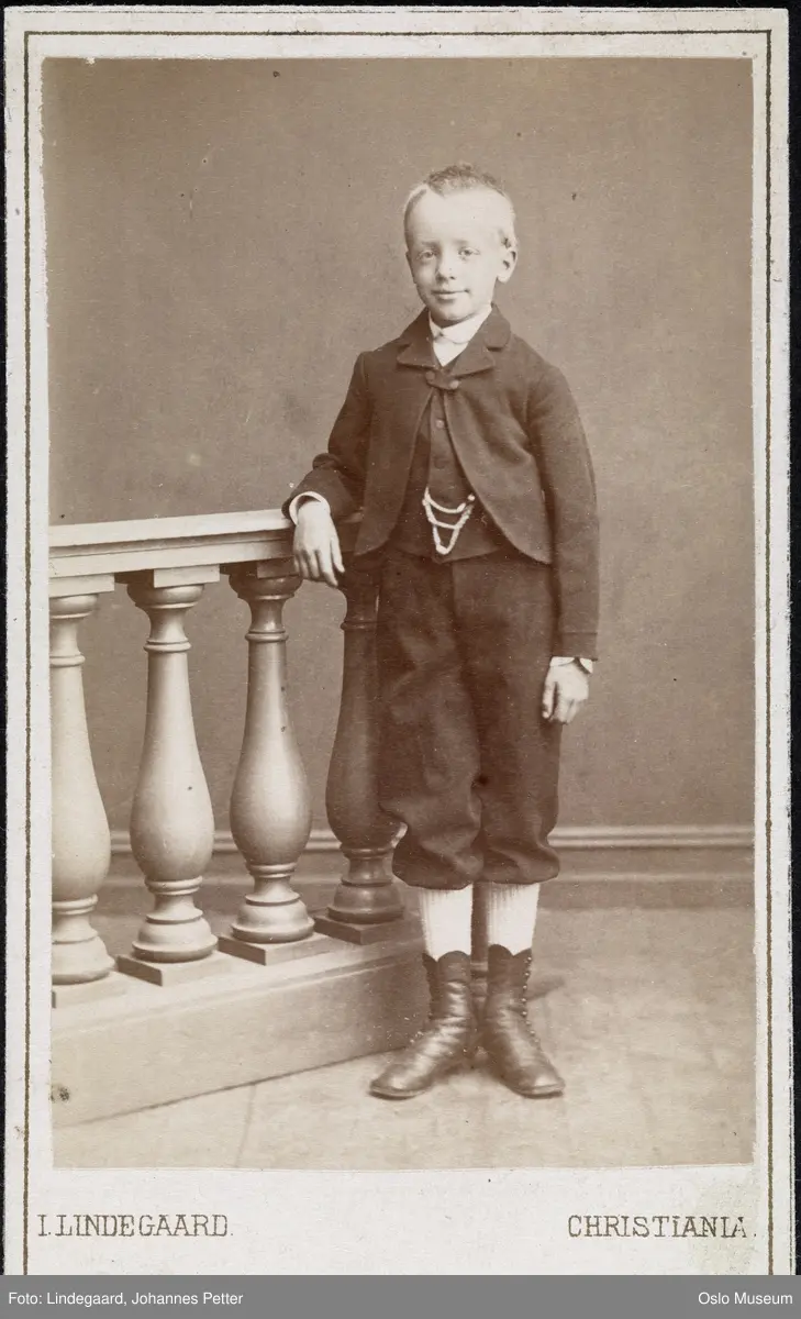 portrett, gutt, stående helfigur
