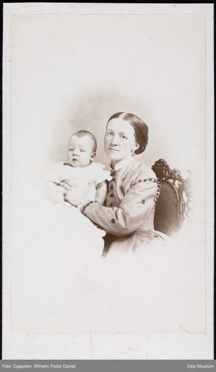 dobbeltportrett, kvinne, barn, vignettert sittende halvfigur