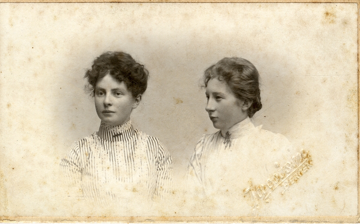 Portrett av to kvinner.