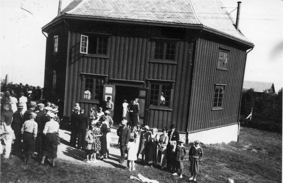 Mange personer utenfor Hadsel kirke. Bildet kan være fra 1930 tallet.