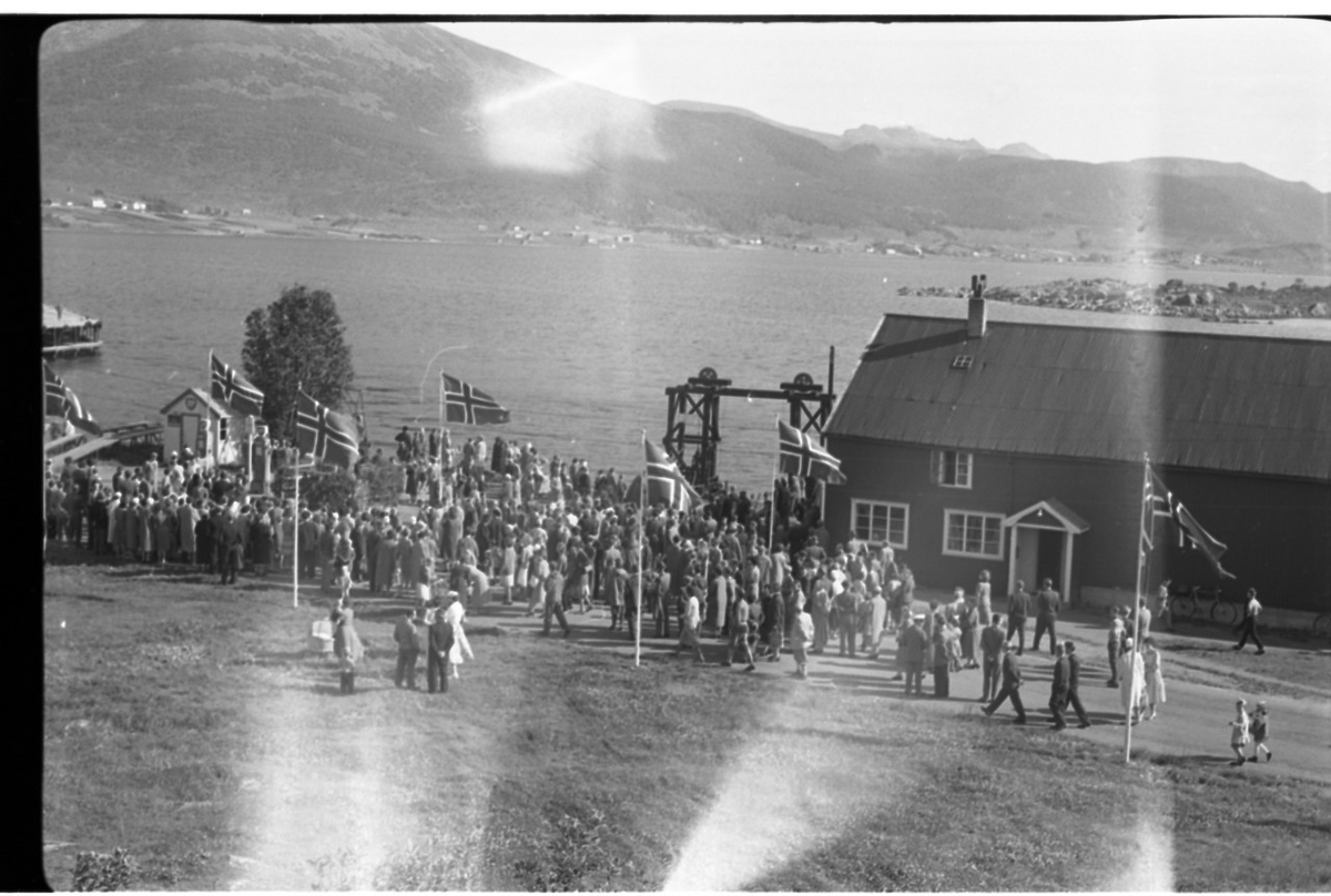 Fra kongebesøket på Stokmarknes 1959. Folkeliv ved Rødbrygga. 