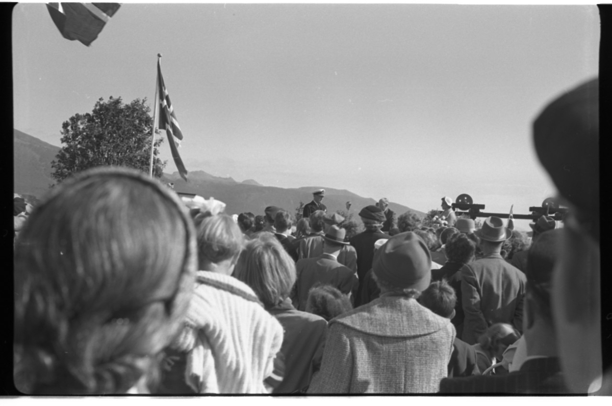 Fra kongebesøket på Stokmarknes 1959 Kong Olav holder tale