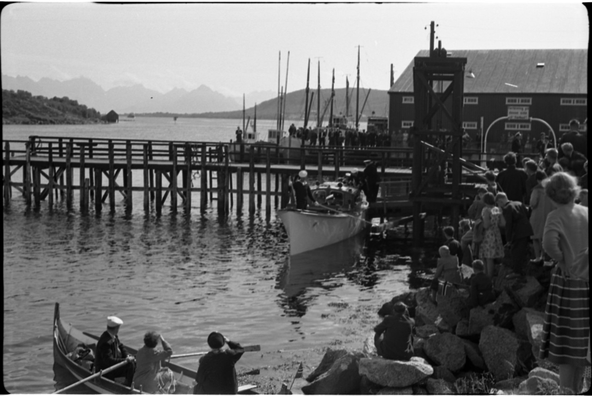 Fra kongebesøket på Stokmarknes 1959
Sjaluppen lagt til kai på Stokmarknes