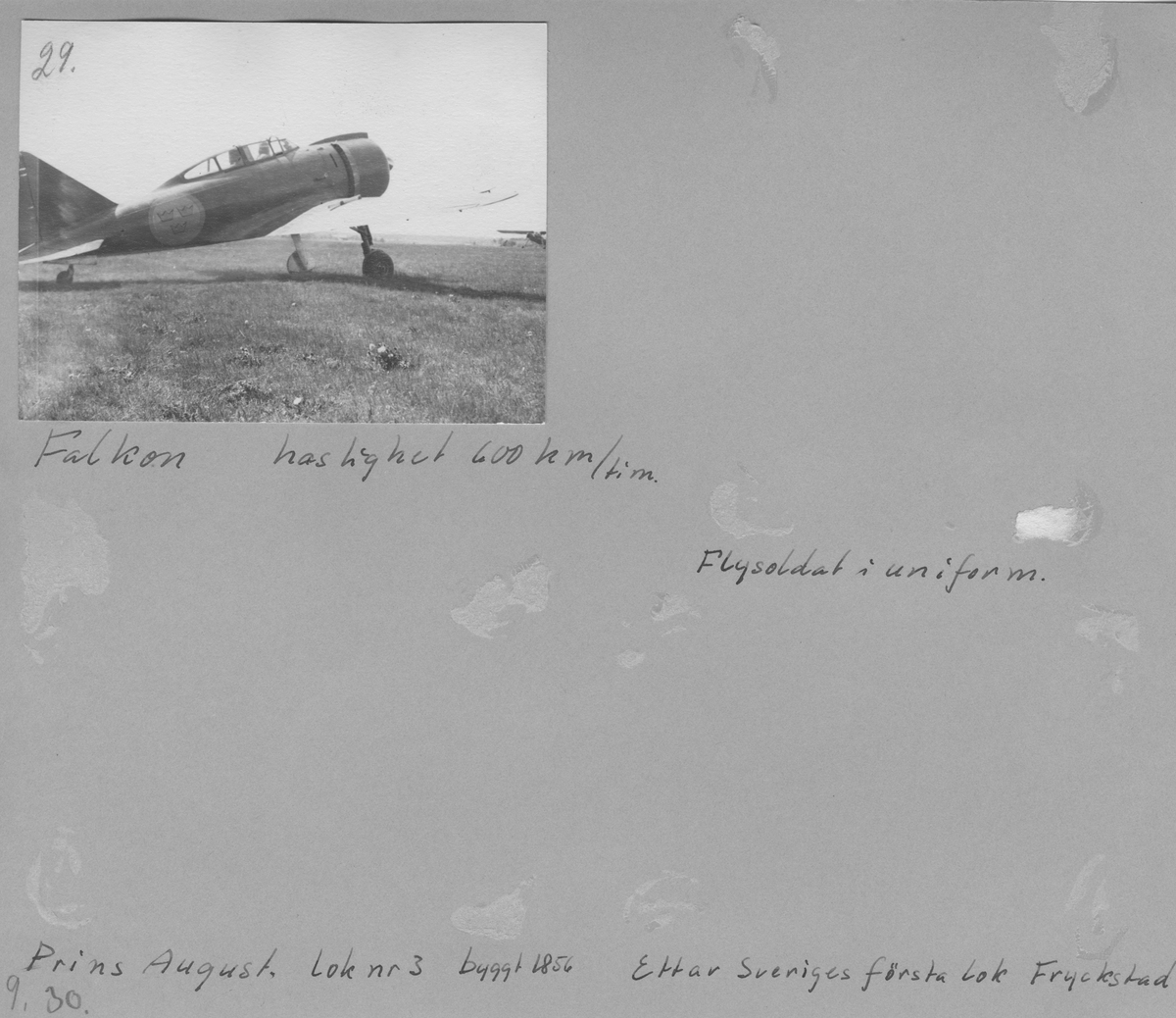 Fotografier av flygplan på F 3 Östgöta flygflottilj, omkring 1936-1940.

Tagna av värnpliktige Evert Skirgård.

27 fotografier monterade på 4 lösa albumblad.

Motiv:
Flygmekaniker i provflygplan P 5 Handley Page Hampden. Flygbild, moln 3000 meters höjd.
Flygplan: P 5 Handley Page, interiör, B 4 Hawker Hart på marken, S 6 Fokker C.V.-E på marken, B 5 Northrop på marken, P 6 Focke Wulf, exteriör på marken och interiör; styrspak och instrument, B 3 Junkers Ju 86 på marken, i luften, interiör med instrument och nos, Sk 15 Klemm Kl 35 på marken, P 1 Sparmannjagaren på marken, Sk 11 Tiger Moth på marken, Trp 3 Dragonfly på marken, Tp 5 Junkers Ju 52/53, Tp 47 Catalina på marken (bild tagen senare än angiven tidsperiod), S 14 Storch, J 9 Seversky, S 16 Caproni på marken, interiör med instrument, J 11 Fiat CR 42 på marken, J 20 Reggiane på marken.