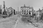 Sundsvalls stadsbrand 1888. Staketgatan (Köpmangatan) i ruiner efter branden. I fonden det oskadda Läroverket samt Schacksällskapets hus (W6) till vänster längst bort i bilden.