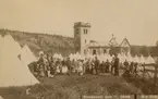 Sundsvalls stadsbrand 1888. Tältläger för bostadslösa med den nedbrunna kyrkan Lovisa Ulrika i bakgrunden.