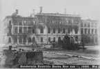 Sundsvalls stadsbrand 1888. Sundsvalls Enskilda Bank efter branden, de ursprungliga tornen har rasat samman och av byggnaden återstår endast den av sten byggda huskroppen.