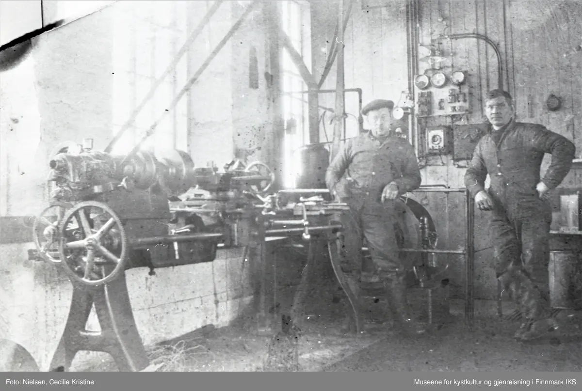 Honningsvåg, Storbukt. Brødrene Nielsens Mekaniske Verksted. Interiør med dreiebenk og lysaggregat i bakgrunnen. 1925.