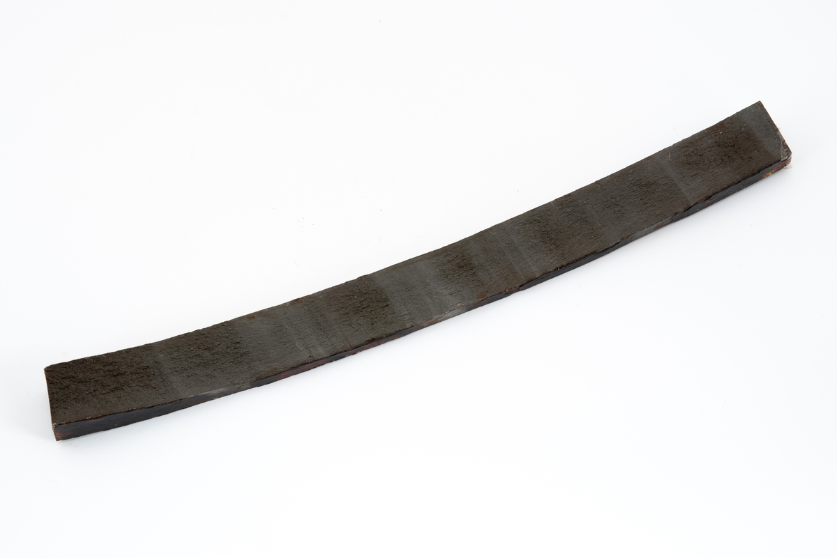 Metallprøve skåret ut fra bruddflate til stagdel fra D6 staget på riggen Alexander L. Kielland. 

Prøven viser regelmessige linjer "rastlinjer" i bruddflaten, og viser at sprekkens gradvise utvikling har medført at det har dannet seg et mønster i bruddflaten som kan sammenlignes med årringer i et tre. Slike linjer er typisk ved utmattingsbrudd og viser at metallet har gitt etter over tid. 

Den siden av prøvestykket som tilsvarer stagveggens utside er fremdeles dekket med maling.

Metallstykket har påført merking i gult og blått, og bokstaver og tall er risset inn i materialet. Det er sannsynlig at noe av denne informasjonen henviser til stagdel og avstand i centimeter fra initieringspunkt A for utmattingsbrudd. 

I noen tilfeller omtales initieringspunkt A som initieringspunkt I.