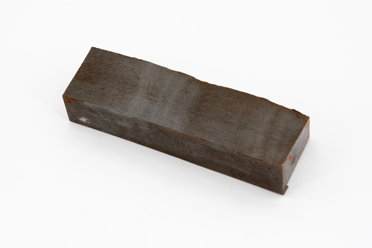 Metallprøve skåret ut fra bruddflate til stagdel fra D6 staget på riggen Alexander L. Kielland. 

Prøven viser regelmessige linjer "rastlinjer" i bruddflaten, og viser at sprekkens gradvise utvikling har medført at det har dannet seg et mønster i bruddflaten som kan sammenlignes med årringer i et tre. Slike linjer er typisk ved utmattingsbrudd og viser at metallet har gitt etter over tid. 

Den siden av prøvestykket som tilsvarer stagveggens utside er fremdeles dekket med maling.

Bokstaver og tall er risset inn i metallstykkets overflate på undersiden. Det er sannsynlig at noen av disse tallene henviser til avstand i centimeter fra initieringspunkt A for utmattingsbrudd. 

I noen tilfeller omtales initieringspunkt A som initieringspunkt I.