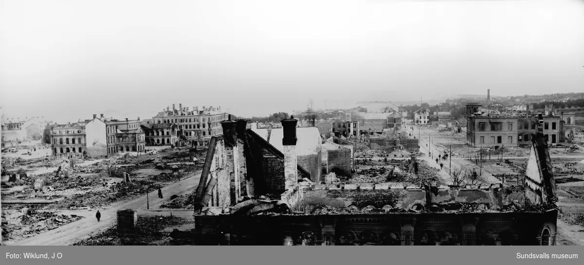 Sundsvalls stadsbrand 1888.  I förgrunden den brandskadade Betlehemskyrkan, senare Frimurarlogens hus. De byggnader som kvarstår är till vänster Stadshuset och Bankhuset och till höger Schack- och Läsesällskapets hus (W6).
