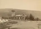 Sundsvalls stadsbrand 1888. Den utbrända kyrkan Lovisa Ulrika och till vänster skymtas tältstaden för bostadslösa.