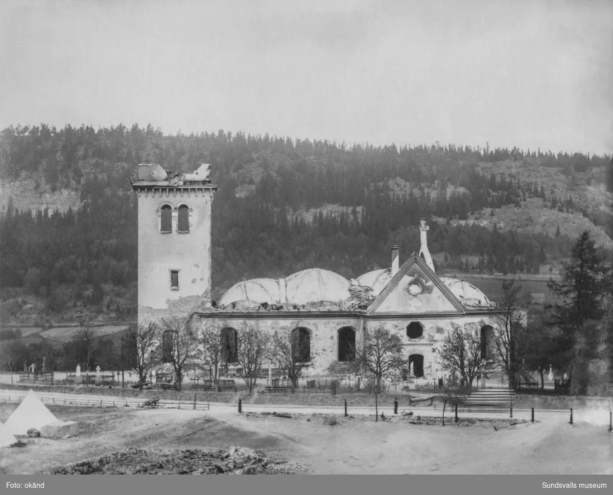 Sundsvalls stadsbrand 1888. Den utbrända kyrkan Lovisa Ulrika och till vänster om kyrkan skymtar ett par av tälten ur tältstaden som rests för de bostadslösa.