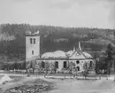 Sundsvalls stadsbrand 1888. Den utbrända kyrkan Lovisa Ulrika och till vänster om kyrkan skymtar ett par av tälten ur tältstaden som rests för de bostadslösa.