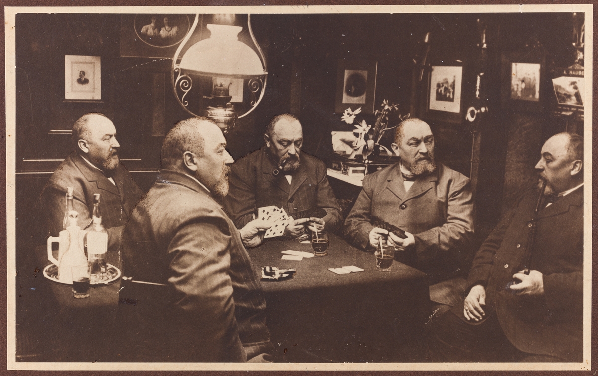 Severin Torgersen spiller kort. 5 eksponeringer på samme fotografi gjør at det ser ut som 5 herrer.