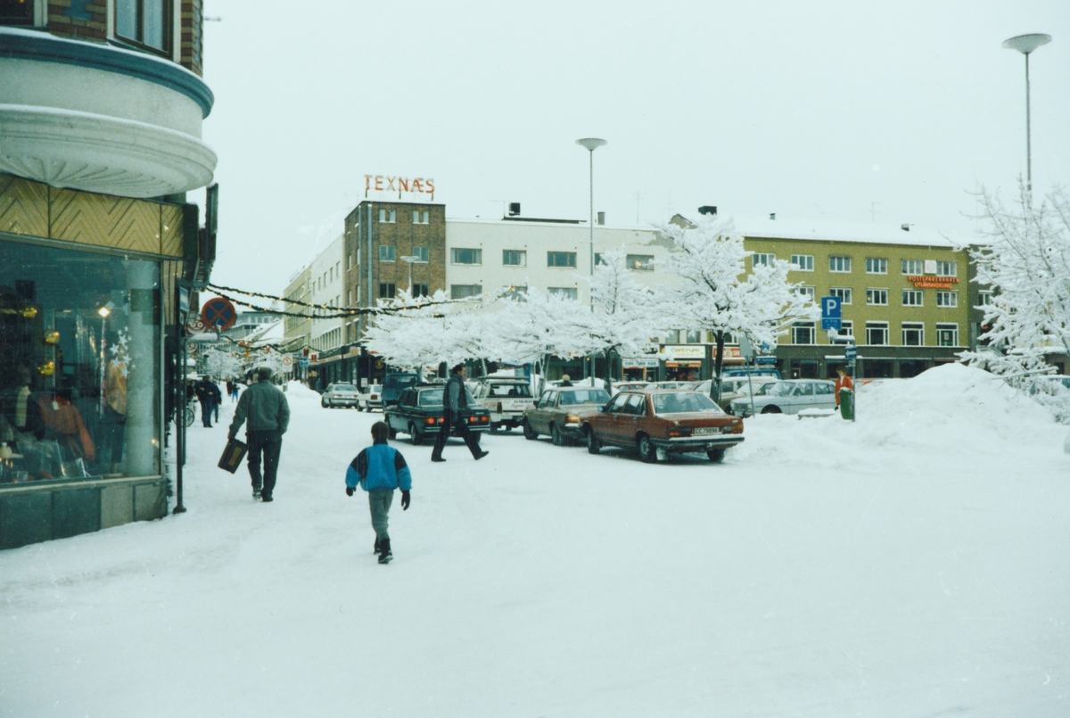 Hamar, Østre torg, vinter, bygårder, forretninger, parkeringsplass, M. Steen bygget med Posthusgården,