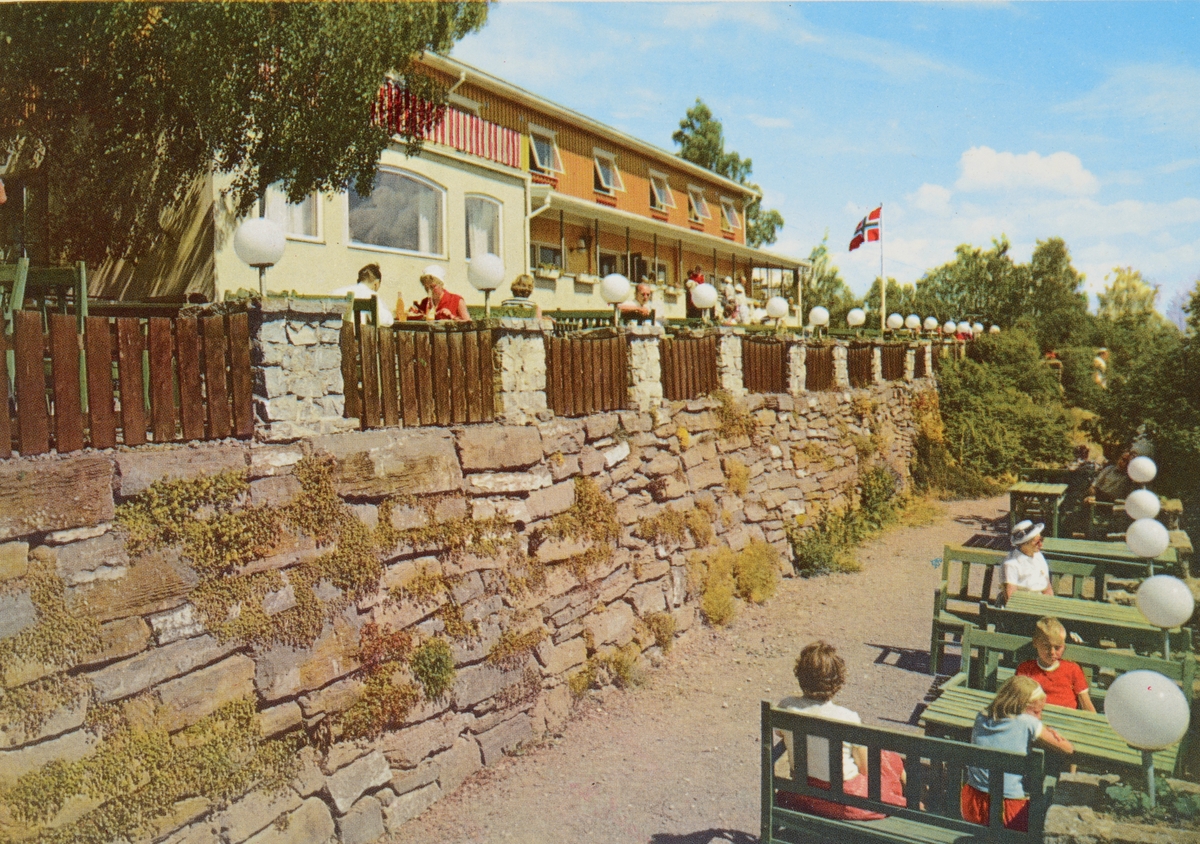 Postkort, Hamar, Hedmarktoppen Motell og Camping, uteservering fra kafeteriaen på terrassen,