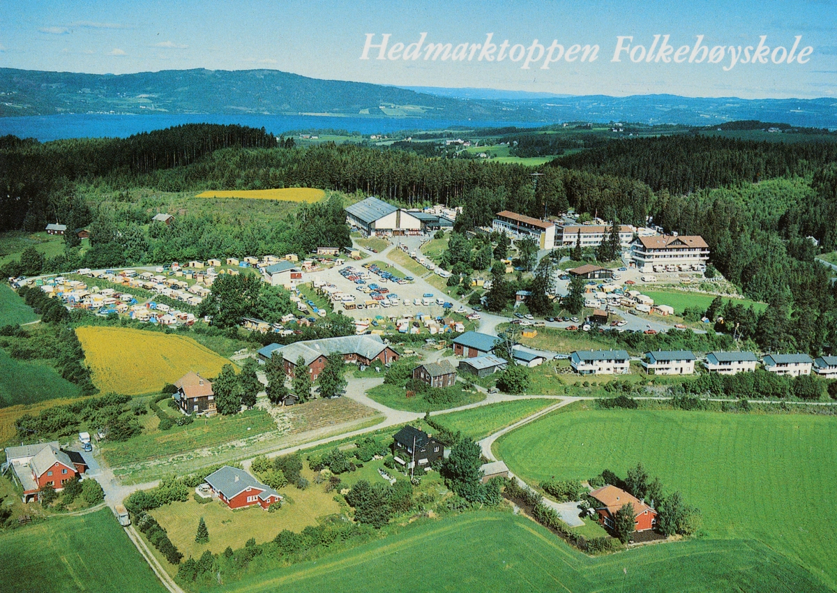 Postkort, Hamar, Hedmarktoppen Folkehøyskole, pinsevennenes sommerstevne, Hedmarkhallen fra 1964 brant ned 25. mars 1984, den nye Hedmarkhallen ble åpnet 8. juli 1985,  det nye undervisningsbygget og internatet til skolen ble tatt i bruk i 1972, gården Alhaug Vestre i forgrunnen,