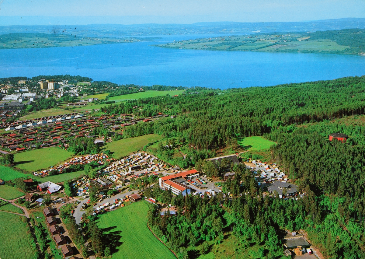 Postkort, Hamar, flyfoto, Hedmarktoppen Folkehøyskole, pinsevennenes sommerstevne,