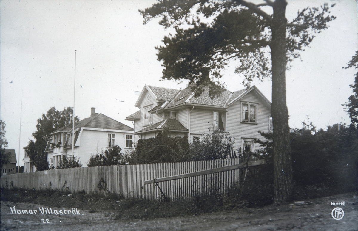 Postkort, Hamar, Sagatun, Villaer, Boligbebyggelse, Sagatunvegen 32 og Heidmanns gate 71 tegnet av arkitekt Arne Jensen, Folkestads gate i forgrunnen til venstre foran stakitt,