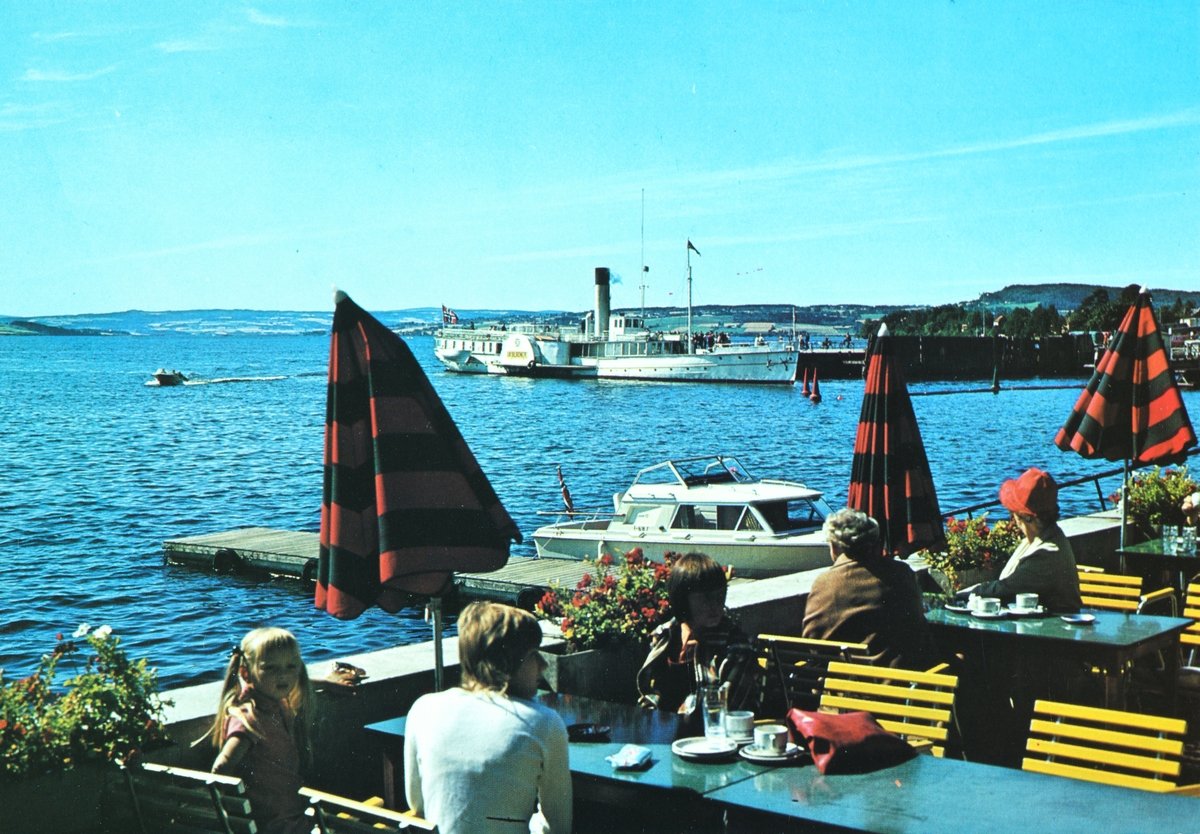 Postkort, Hamar brygge, mjøsbåt D/S Skibladner sett fra uteserveringen på Busy Butler, kafegjester, parasoller, Busy Butler åpnet restauranten 26. oktober 1968,