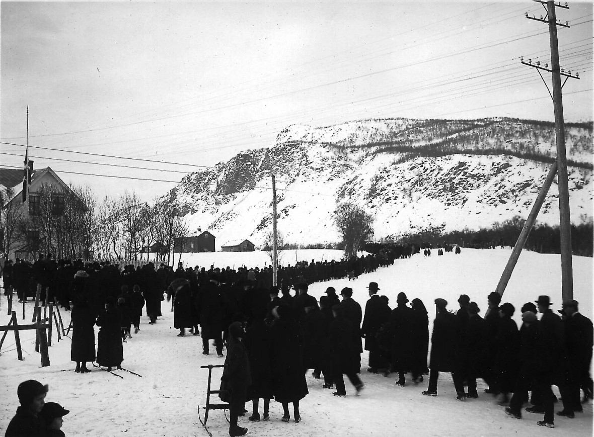 Bildetekst: "Mamas begravelse 17 Februar 1926."
Maren Frederiksens begravelse.