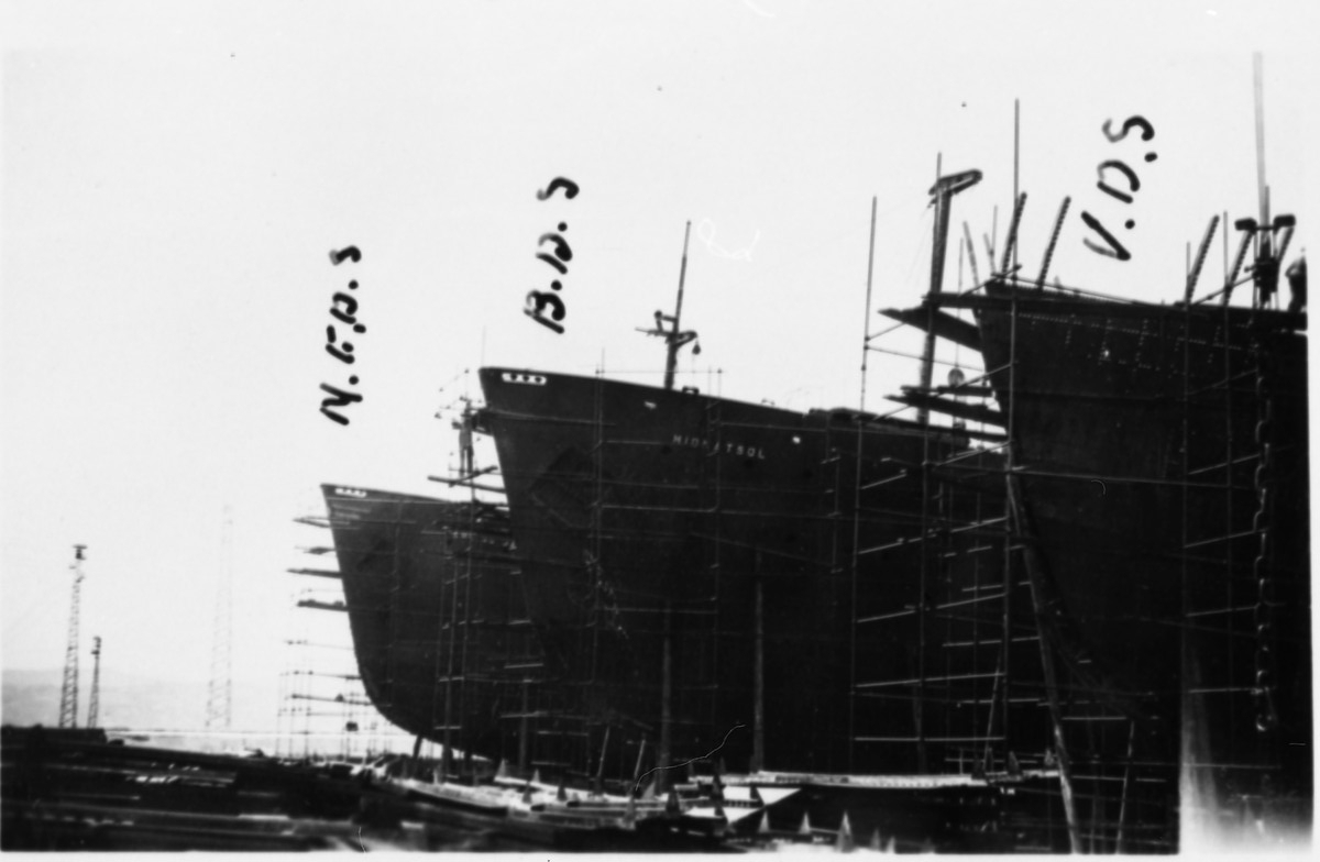 Hurtigruteskipene MS Vesterålen (1950)fremst, deretter MS Midnatsol (1949) og bakerst MS Erling Jarl (1949) under bygging på skipsverftet Cantieri Naval Riuniti i Ancona i Italia