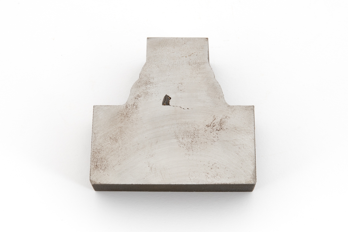Metallprøve som er merket S-1. Prøven inneholder to sveiser som er gjennomskåret, og det er sannsynlig at dette er et prøvestykke som ble skåret ut fra påsveiset forsterkning rundt drenshullet til stag D6. 

Overflaten ble polert for å gjøre det mulig å kunne se strukturen i metallet ved undersøkelse i mikroskop.