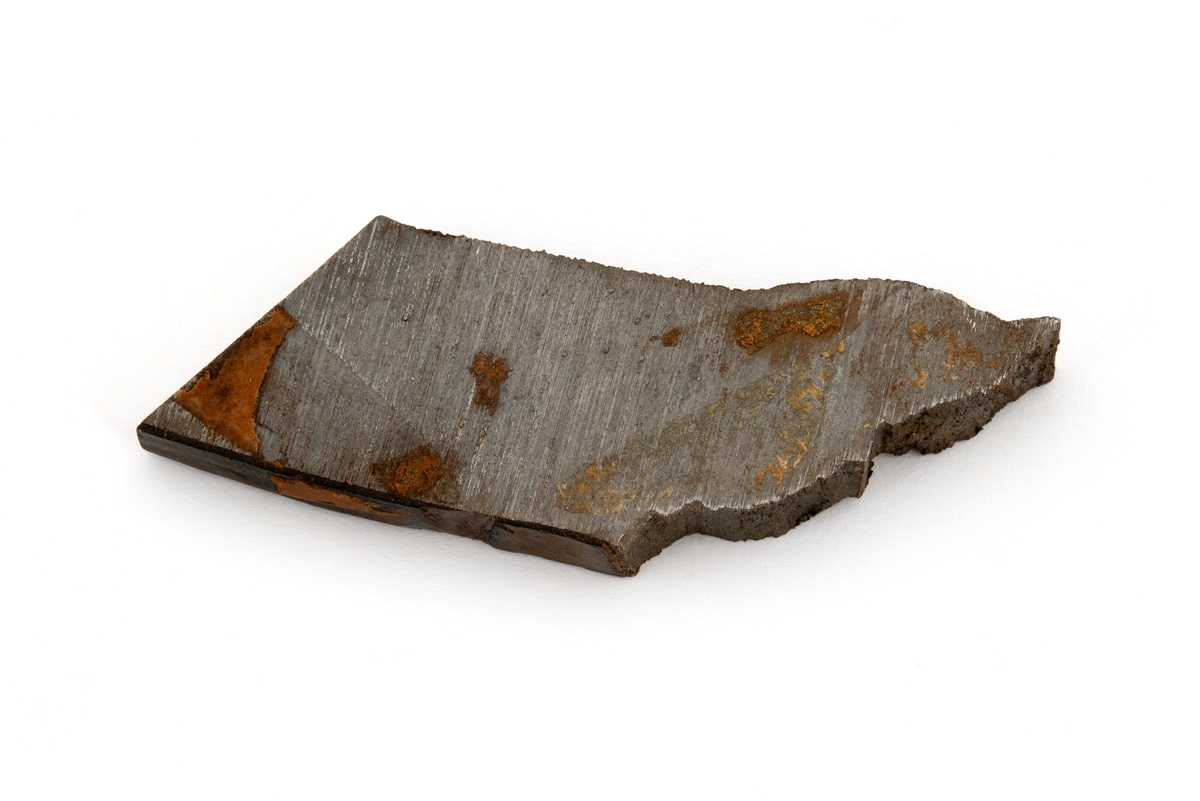 Metallprøve som er merket H6. Prøven inneholder en sveis som er gjennomskåret.