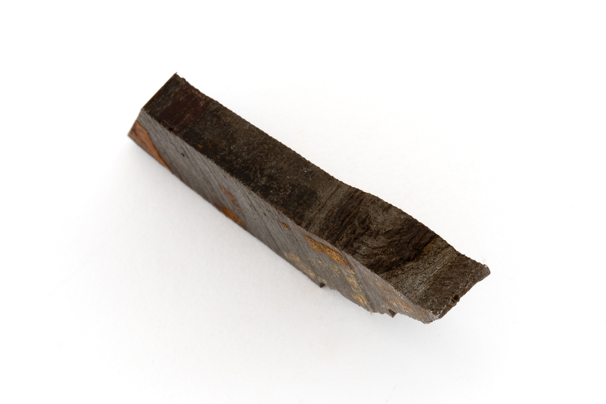 Metallprøve som er merket H6. Prøven inneholder en sveis som er gjennomskåret.