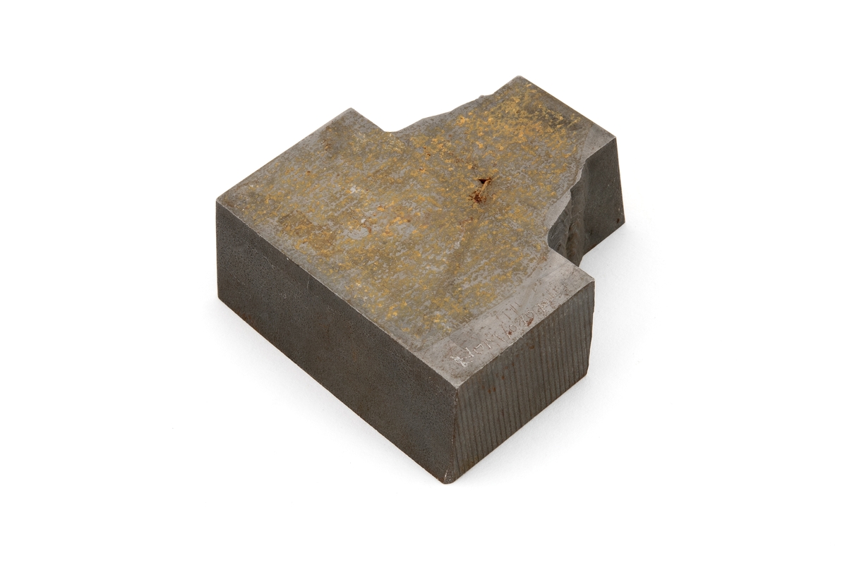 Metallprøve som er merket S-1. Prøven inneholder to sveiser som er gjennomskåret, og det er sannsynlig at dette er et prøvestykke som ble skåret ut fra påsveiset forsterkning rundt drenshullet til stag D6. 

Overflaten ble polert for å gjøre det mulig å kunne se strukturen i metallet ved undersøkelse i mikroskop.
