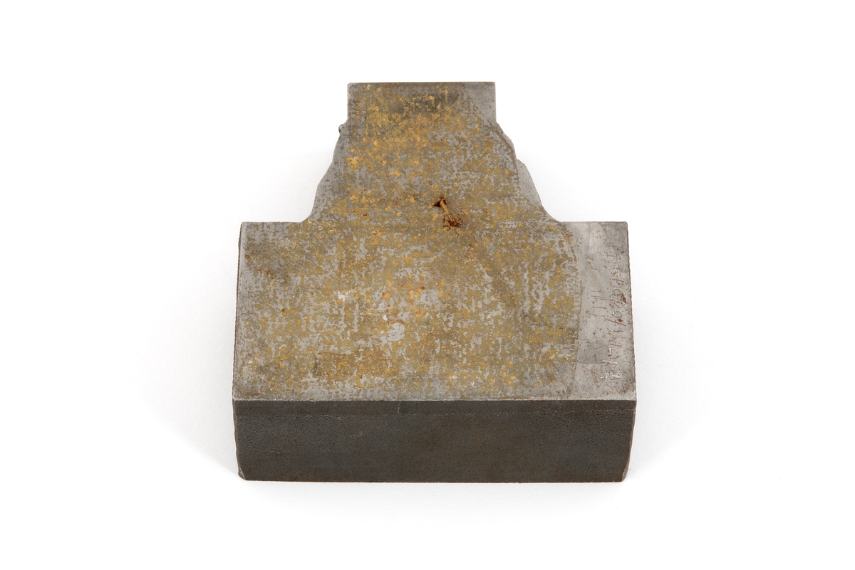Metallprøve som er merket S-1. Prøven inneholder to sveiser som er gjennomskåret, og det er sannsynlig at dette er et prøvestykke som ble skåret ut fra påsveiset forsterkning rundt drenshullet til stag D6. 

Overflaten ble polert for å gjøre det mulig å kunne se strukturen i metallet ved undersøkelse i mikroskop.