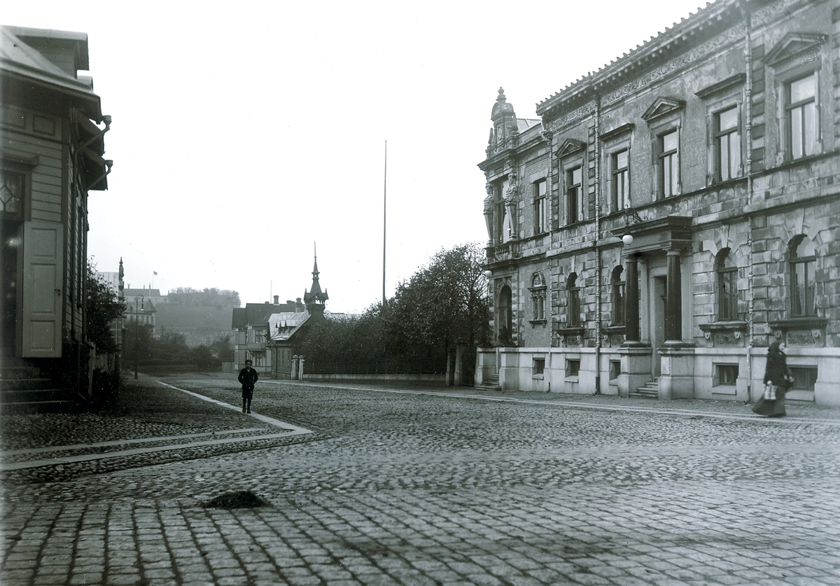 Ur byggmästare Johannes Nilssons fotoalbum från 1914. Gerlachska huset stod klart 1891 i korsningen Västra Vallgatan-Bäckgatan, kv Trädgården. Byggherre var den förmögne ingenjör Hugo Gerlach. Nilsson anställdes som förman till bygget, snart efter att han kommit till Varberg. Arkitekter var Hans Hedlund och Yngve Rasmusson (som även ritat det s k Tomtehuset i Göteborg). Fasaden mot Bäckgatan uppvisar tysk nyrenässans med rusticering, kraftfulla gesimser och portik runt huvudentrén samt piano nobile, dvs den övre vånings fasad har ett mer nobelt utseende än bottenvåningen. Tidstypiskt är fönstrens t-indelning och att även andra arkitekturstilar blandas in, såsom barock och klassicism.

Nedanför den stora trädgården ligger Gerlachs stallar. På vänster sida ligger kyrkoherdebostället, kv Prästgården, och nedanför det skymtar Gerlachs elverk. Hugo Gerlach köpte 1895 tomten mitt emot stallarna för att uppföra sitt andra elverk. Det första hade han installerat i sin mekaniska verkstad och därifrån ledde han ström för att lysa upp hemmet. Ritningen till elverket på Bäckgatan är signerad C A Ljungqvist 1895 och i maj 1896 var anläggningen testad och i funktion, enligt en notis i Varbergsposten. Där uppges också att Gerlach inte hade för avsikt att leverera el till andra än sig själv.