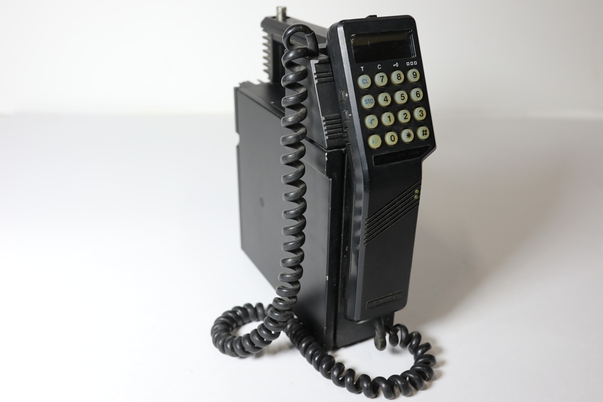 rektangulær eskeform m/håndtak og telefonrør m/ knaster og høytaler. Hektet på v hjelp av ssterk magnetplate antenne på håndtaket.