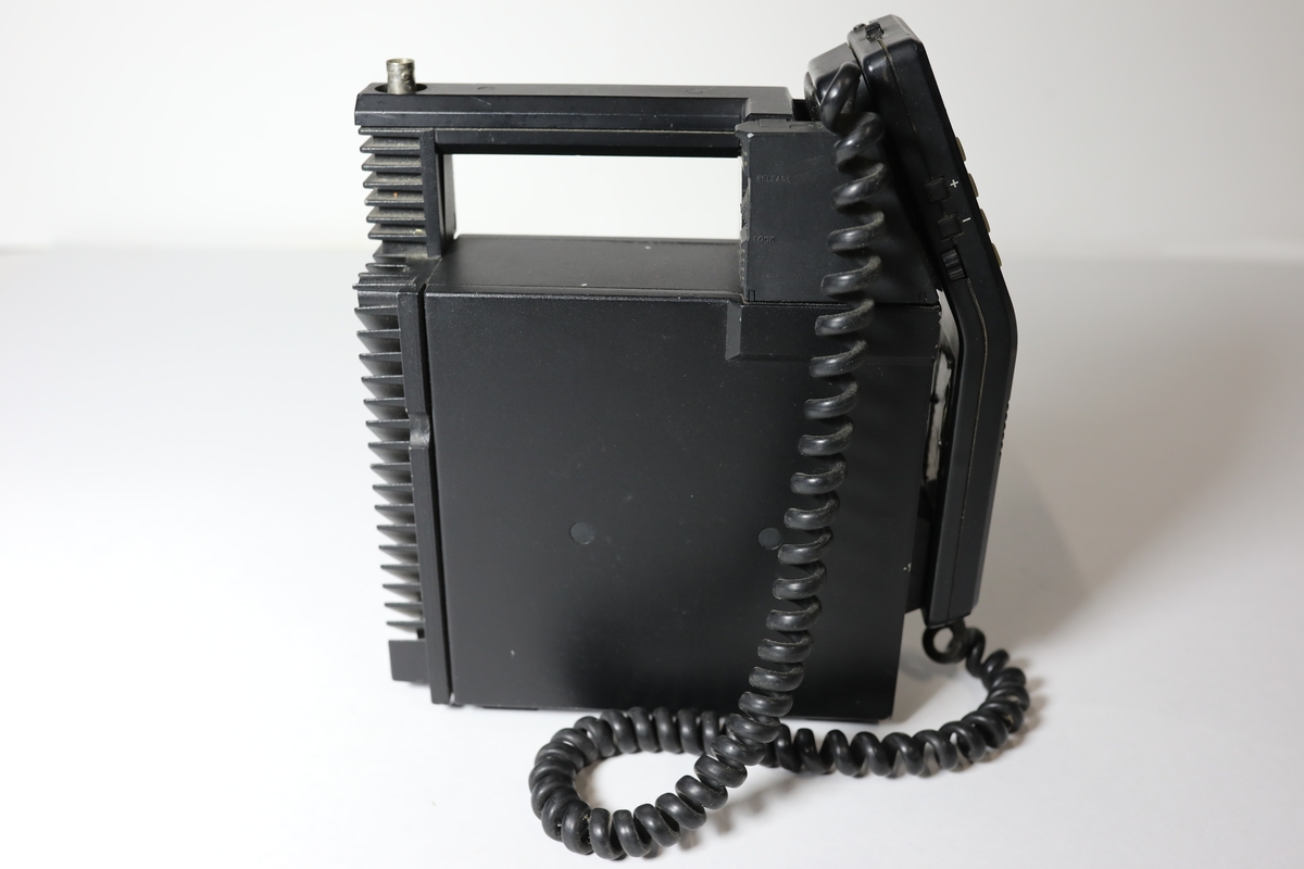 rektangulær eskeform m/håndtak og telefonrør m/ knaster og høytaler. Hektet på v hjelp av ssterk magnetplate antenne på håndtaket.