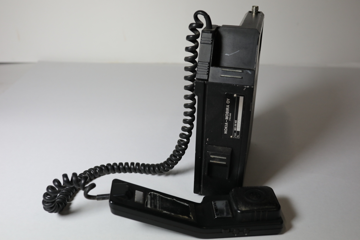 rektangulær eskeform m/håndtak og telefonrør m/ knaster og høytaler. Hektet på v hjelp av ssterk magnetplate antenne på håndtaket.