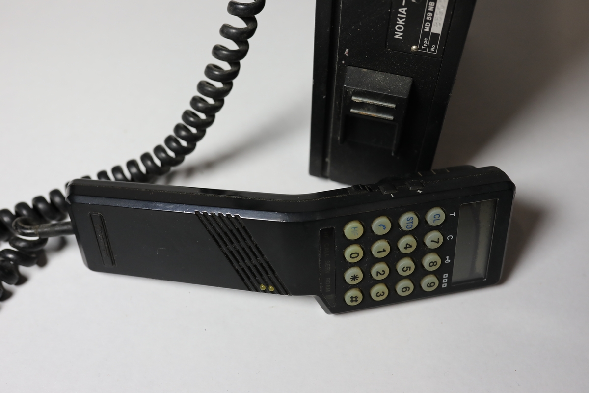 rektangulær eskeform m/håndtak og telefonrør m/ knaster og høytaler. Hektet på v hjelp av ssterk magnetplate antenne på håndtaket.